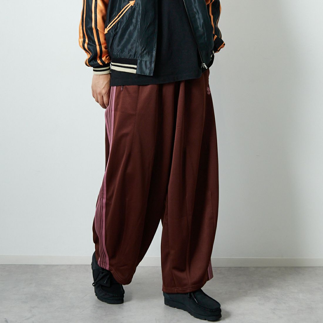 Needles [ニードルズ] ヒザデルトラックパンツ [RW320] A BROWN &&モデル身長：179cm 着用サイズ：XS&&