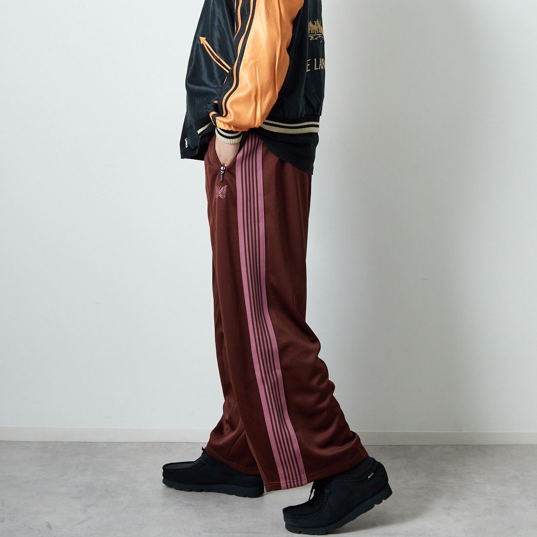 Needles [ニードルズ] ヒザデルトラックパンツ [RW320] A BROWN &&モデル身長：179cm 着用サイズ：XS&&