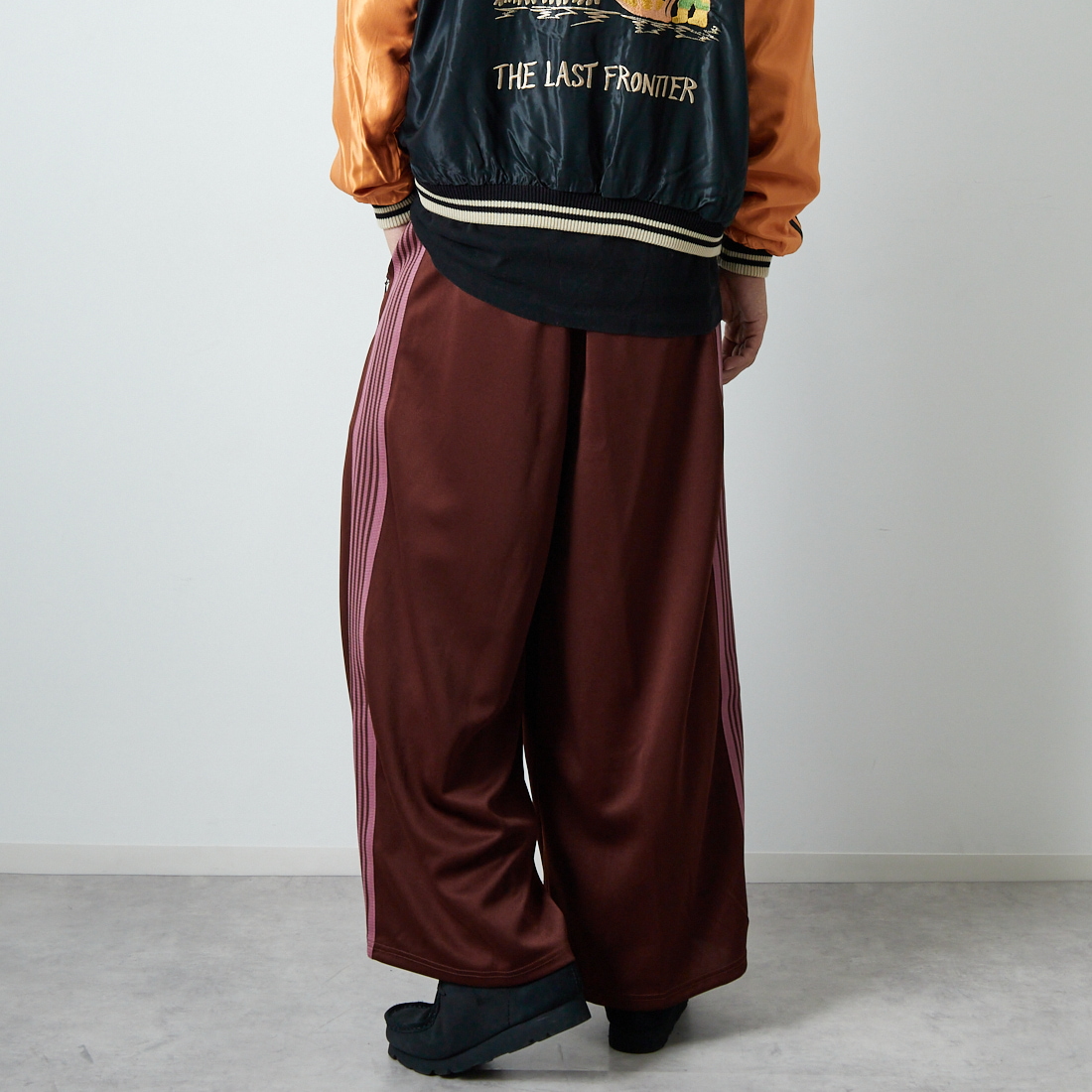 Needles [ニードルズ] ヒザデルトラックパンツ [RW320] A BROWN &&モデル身長：179cm 着用サイズ：XS&&