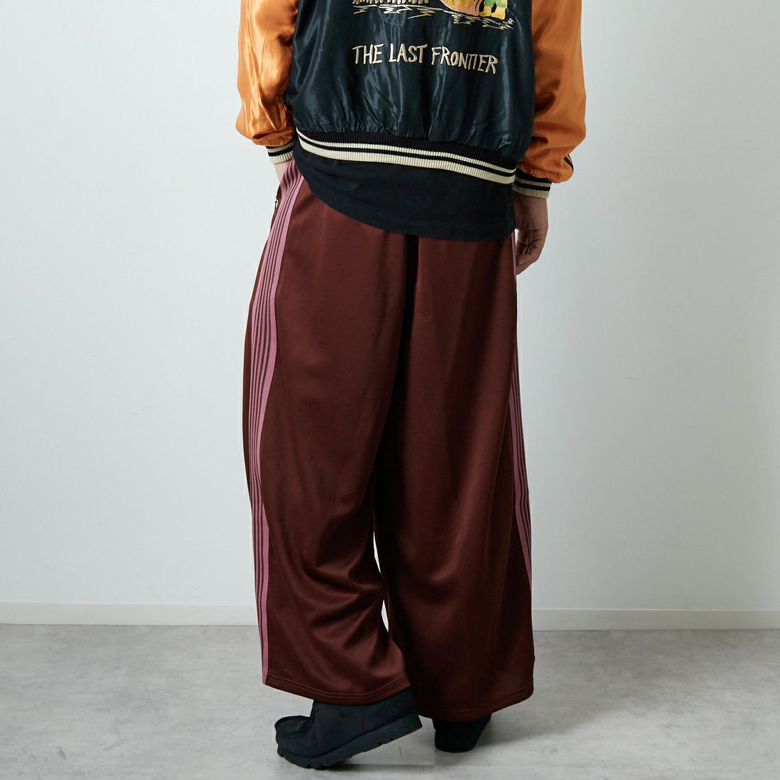 Needles [ニードルズ] ヒザデルトラックパンツ [RW320] A BROWN &&モデル身長：179cm 着用サイズ：XS&&