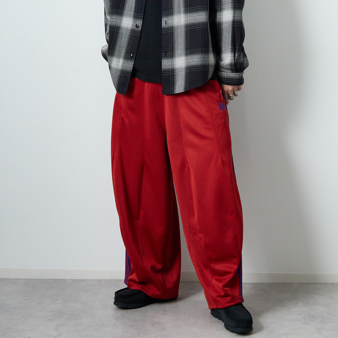 Needles [ニードルズ] ヒザデルトラックパンツ [RW320] C RED &&モデル身長：179cm 着用サイズ：XS&&