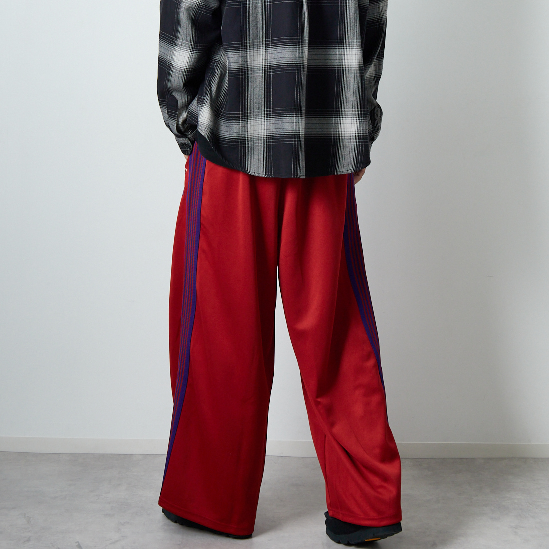 Needles [ニードルズ] ヒザデルトラックパンツ [RW320] C RED &&モデル身長：179cm 着用サイズ：XS&&