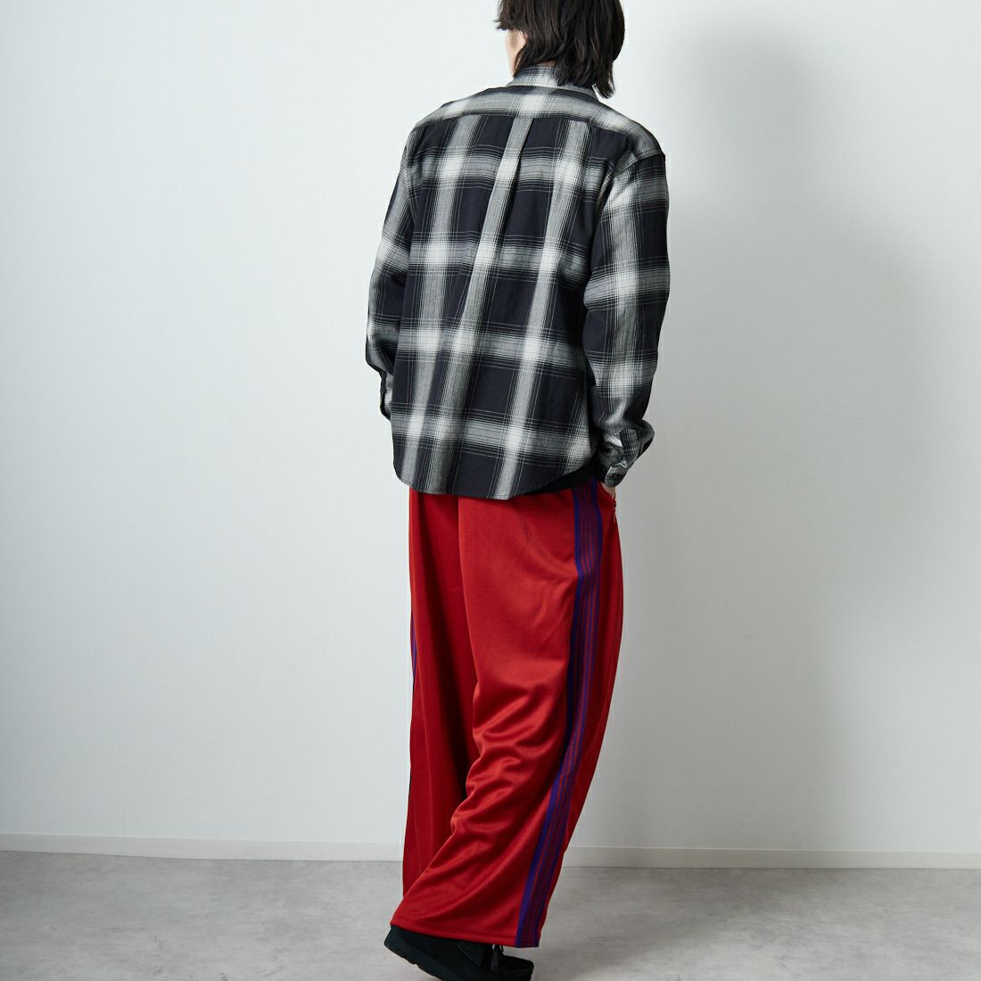 Needles [ニードルズ] ヒザデルトラックパンツ [RW320] C RED &&モデル身長：179cm 着用サイズ：XS&&
