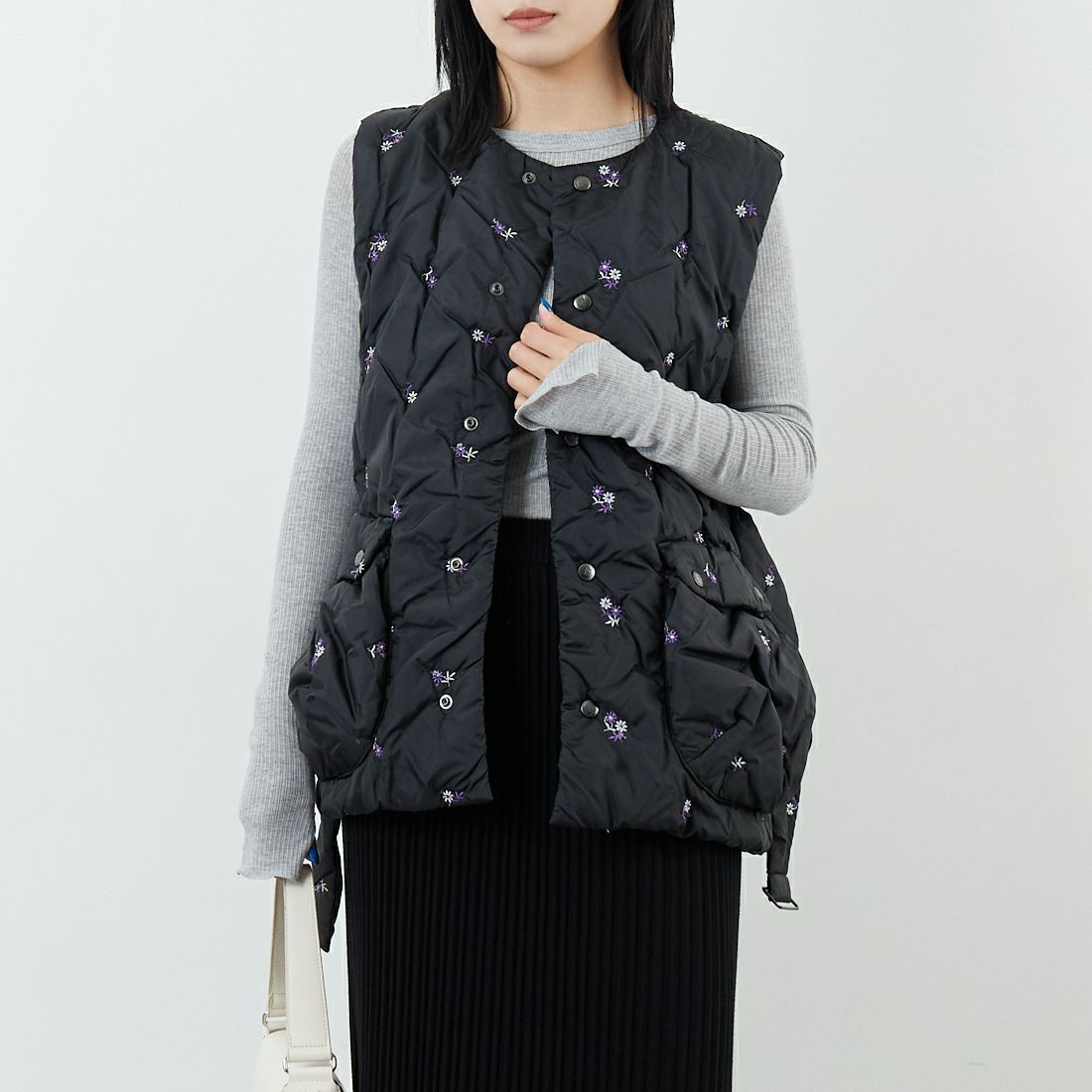RhodolirioN [ロドリリオン] オリジナル フローラル 刺繍 パデッド ベスト [RV1026] C BLACK &&モデル身長：167cm 着用サイズ：0&&