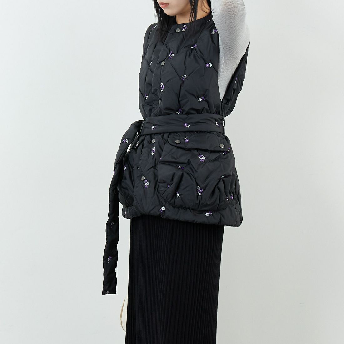 RhodolirioN [ロドリリオン] オリジナル フローラル 刺繍 パデッド ベスト [RV1026] C BLACK &&モデル身長：167cm 着用サイズ：0&&