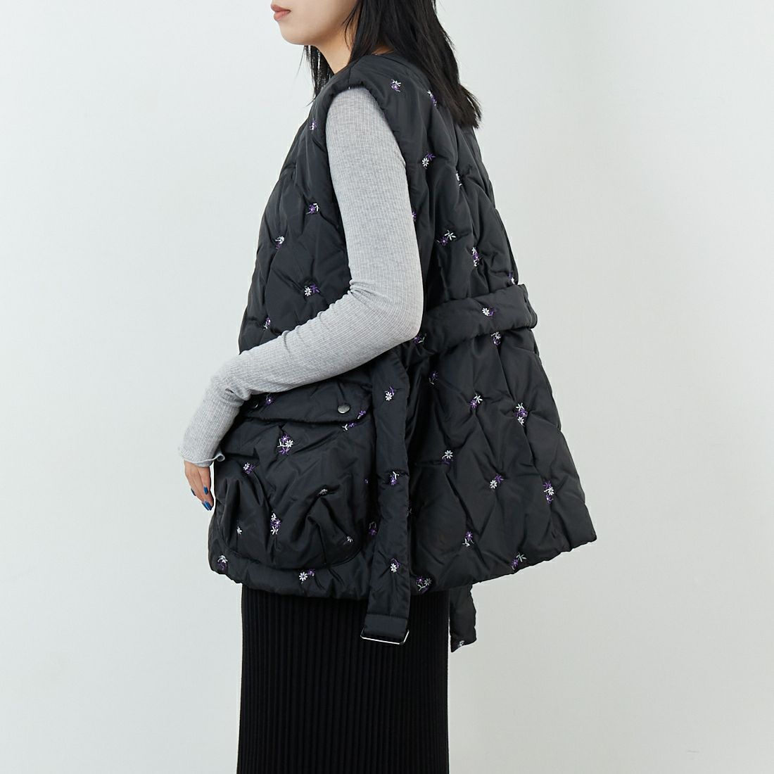 RhodolirioN [ロドリリオン] オリジナル フローラル 刺繍 パデッド ベスト [RV1026] C BLACK &&モデル身長：167cm 着用サイズ：0&&