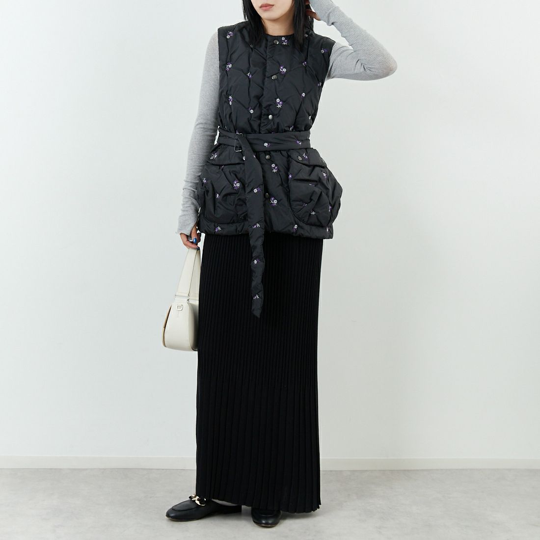 RhodolirioN [ロドリリオン] オリジナル フローラル 刺繍 パデッド ベスト [RV1026] C BLACK &&モデル身長：167cm 着用サイズ：0&&