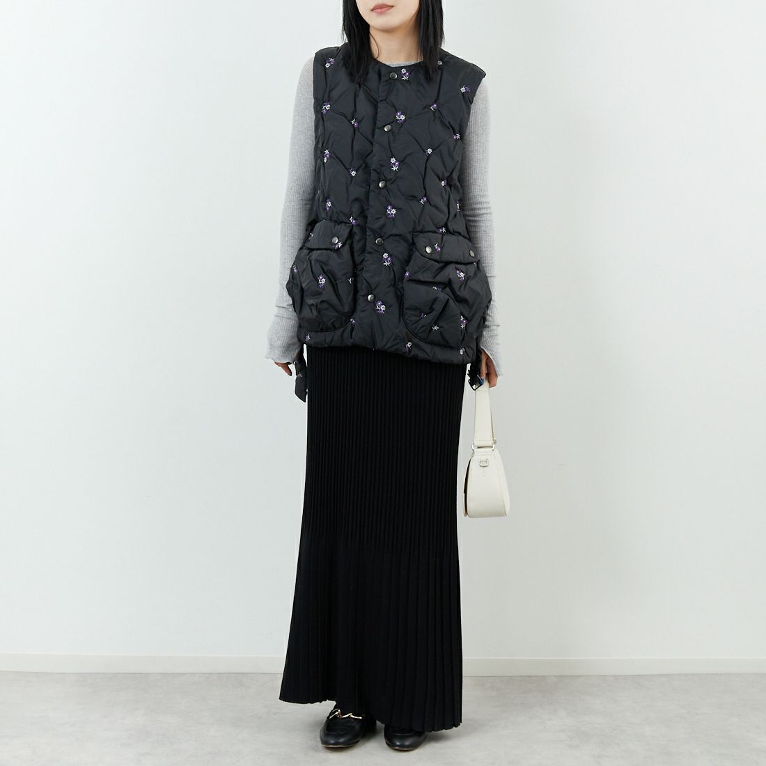 RhodolirioN [ロドリリオン] オリジナル フローラル 刺繍 パデッド ベスト [RV1026] C BLACK &&モデル身長：167cm 着用サイズ：0&&