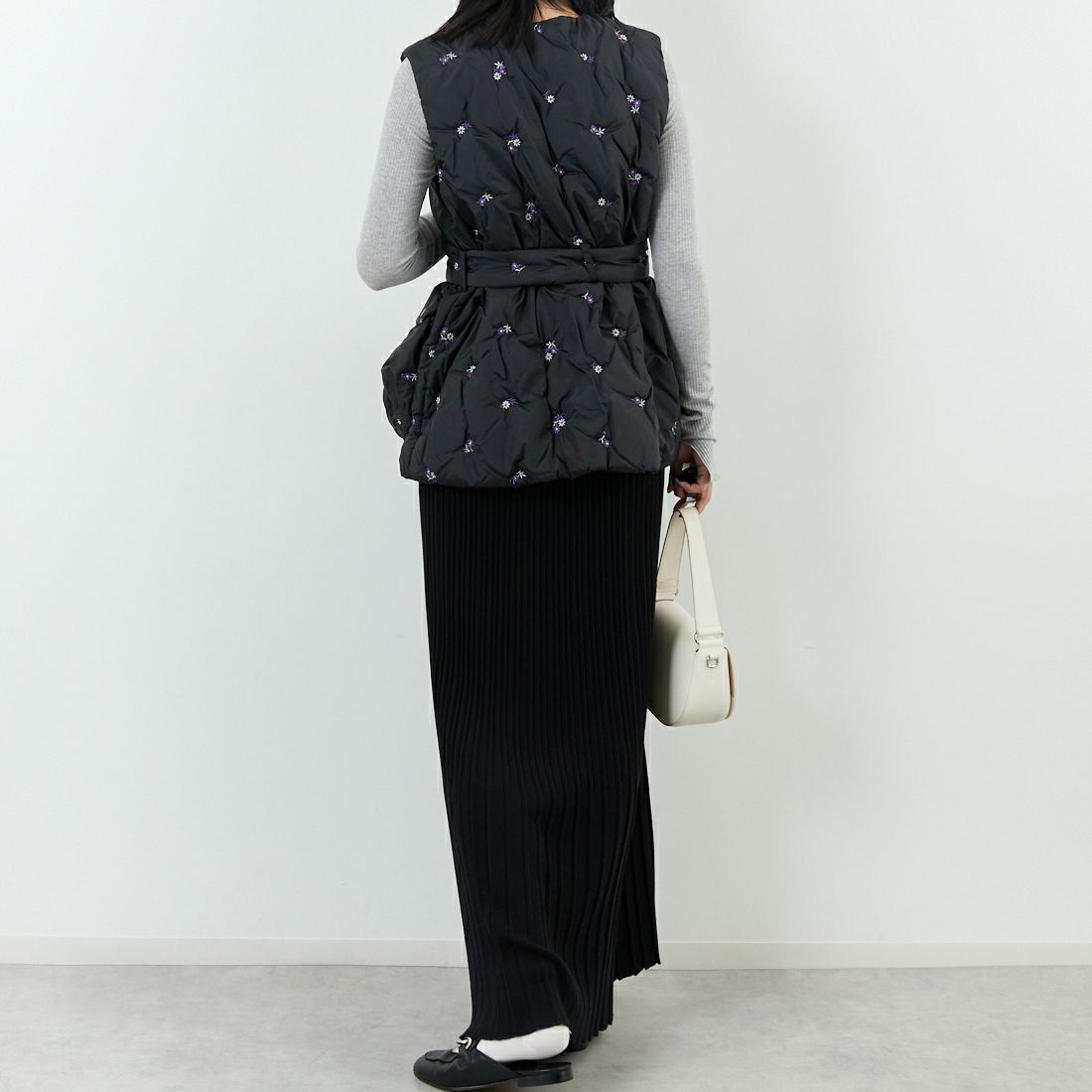 RhodolirioN [ロドリリオン] オリジナル フローラル 刺繍 パデッド ベスト [RV1026] C BLACK &&モデル身長：167cm 着用サイズ：0&&