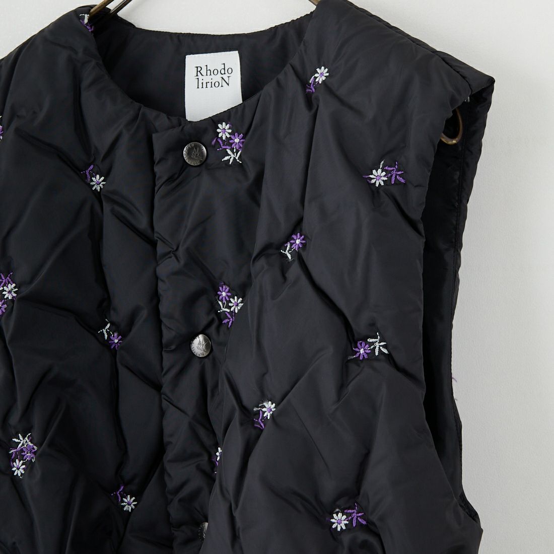 RhodolirioN [ロドリリオン] オリジナル フローラル 刺繍 パデッド ベスト [RV1026] C BLACK