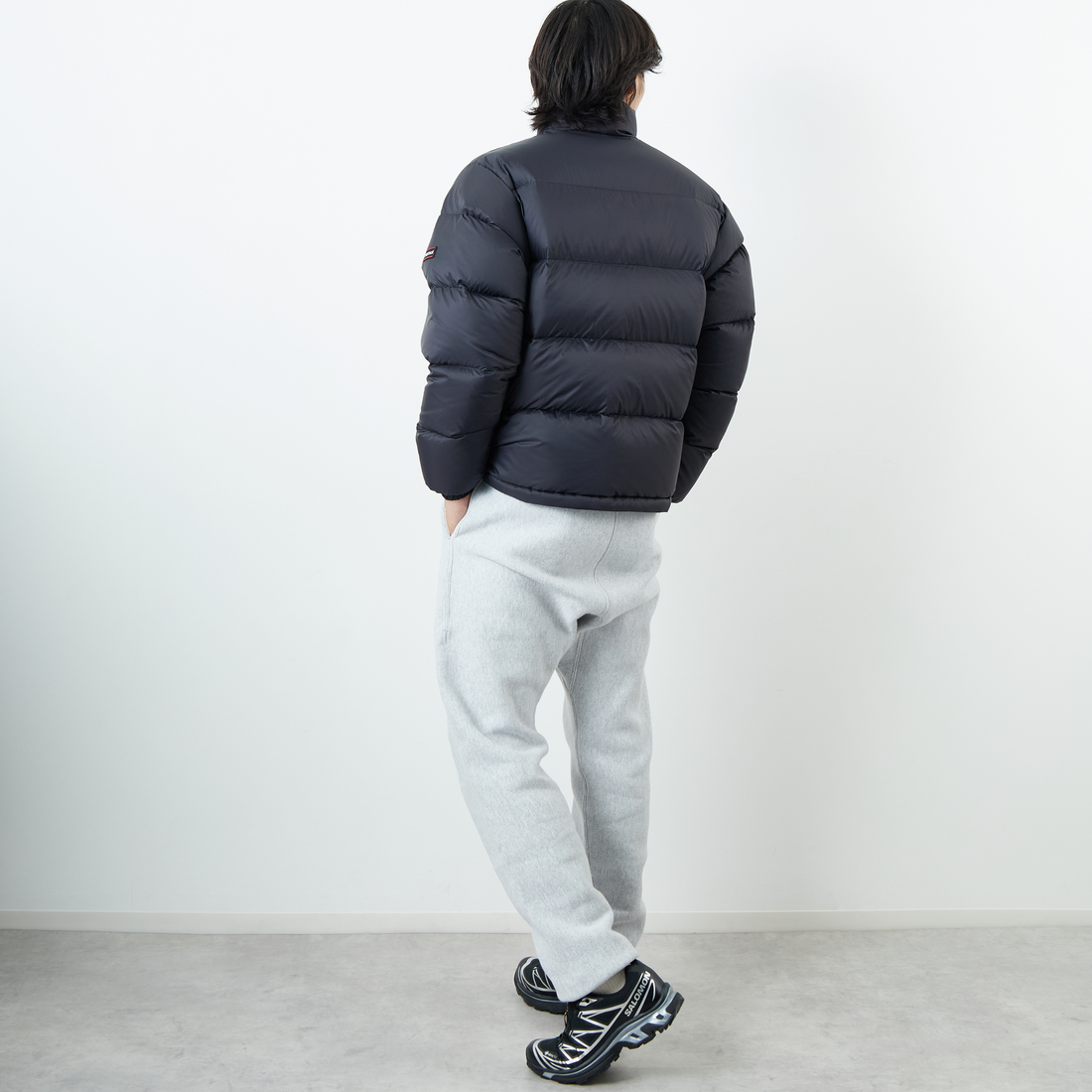 Marmot [マーモット] 別注 ワンポイントロゴ ダウンジャケット [MTFW25UDW329IN-JF] BLACK &&モデル身長：179cm 着用サイズ：L&&