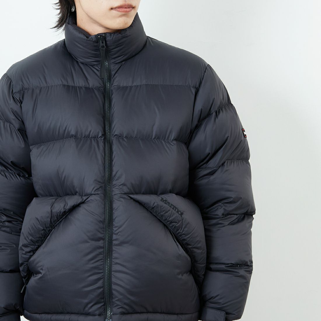 Marmot [マーモット] 別注 ワンポイントロゴ ダウンジャケット [MTFW25UDW329IN-JF] BLACK &&モデル身長：179cm 着用サイズ：L&&