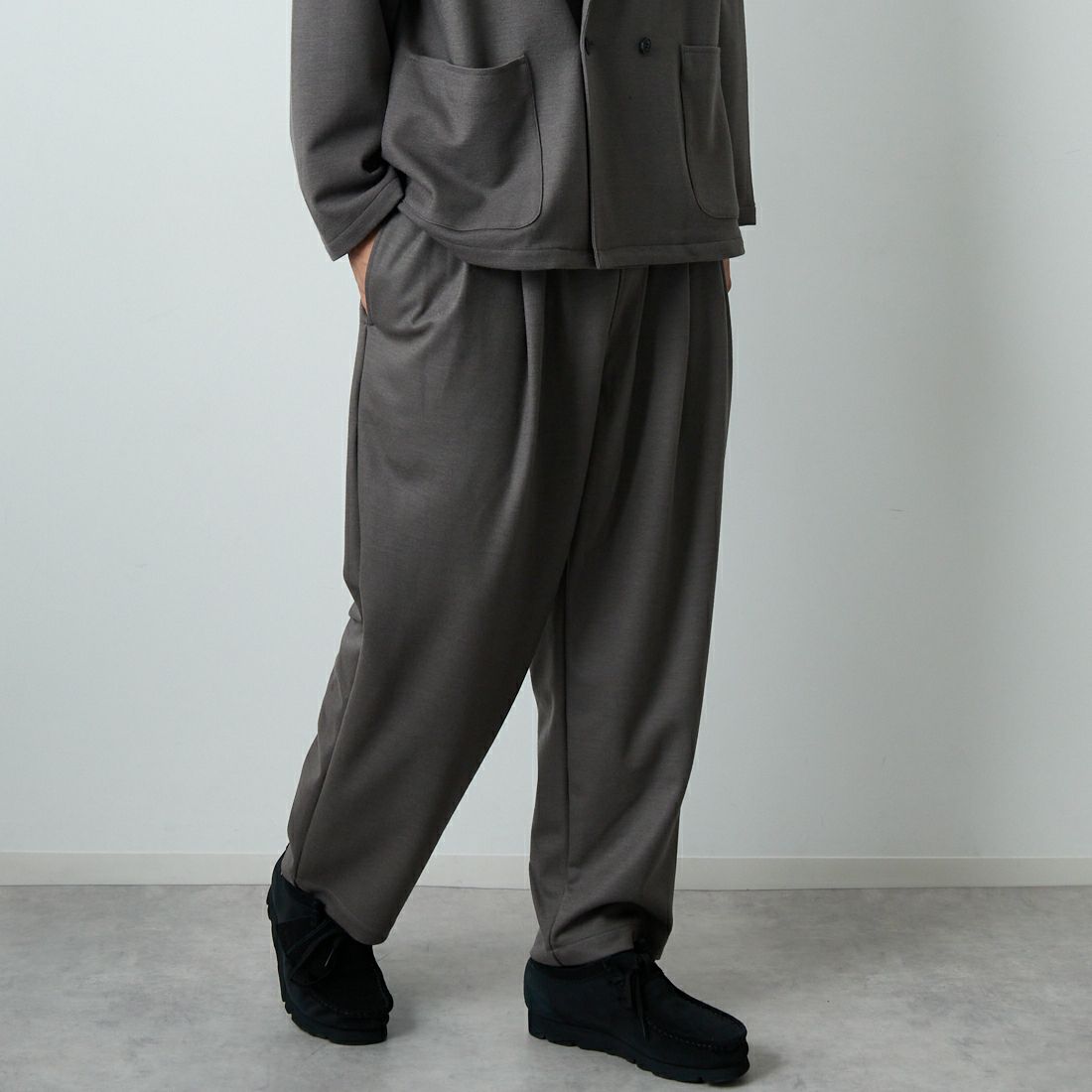 STILL BY HAND [スティルバイハンド] ウールジャージー ツータックパンツ [CS04253] GREIGE &&モデル身長：179cm 着用サイズ：46&&