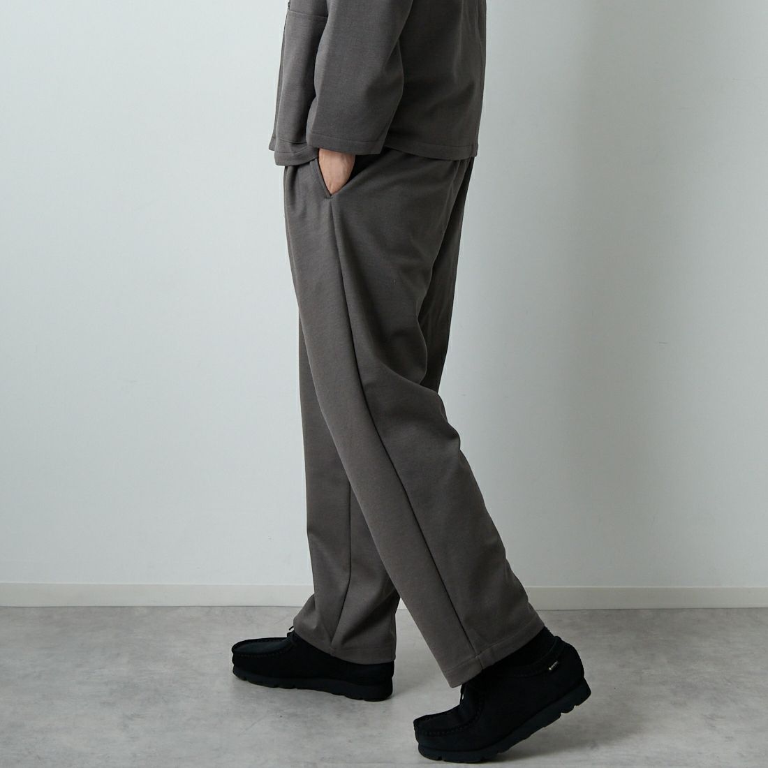 STILL BY HAND [スティルバイハンド] ウールジャージー ツータックパンツ [CS04253] GREIGE &&モデル身長：179cm 着用サイズ：46&&