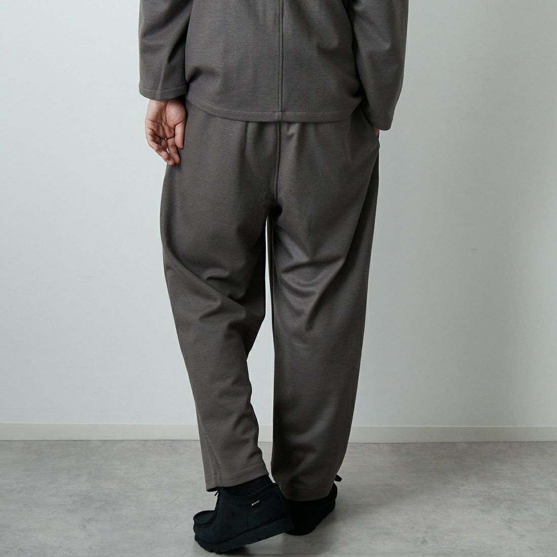 STILL BY HAND [スティルバイハンド] ウールジャージー ツータックパンツ [CS04253] GREIGE &&モデル身長：179cm 着用サイズ：46&&