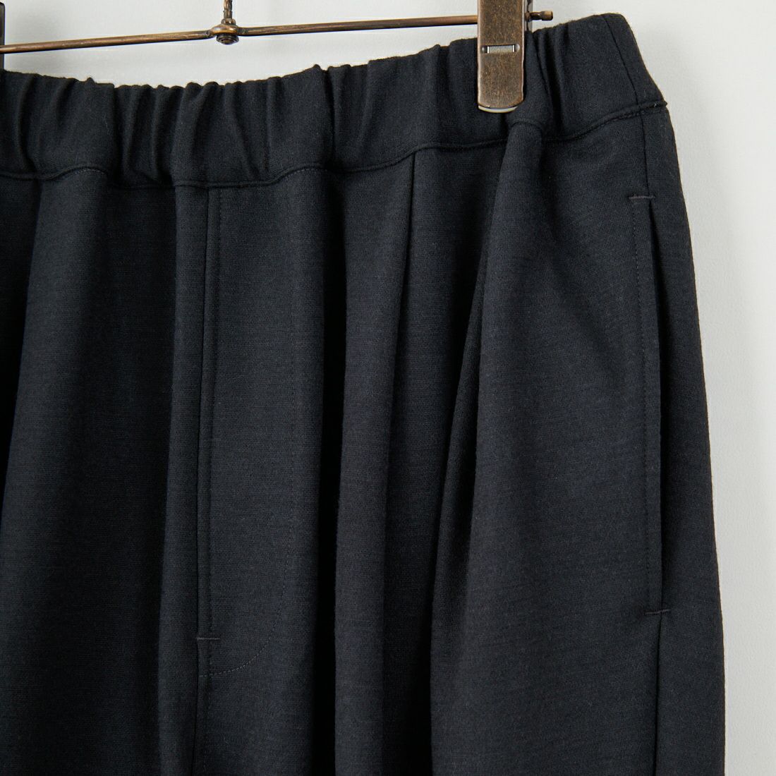 STILL BY HAND [スティルバイハンド] ウールジャージー ツータックパンツ [CS04253] CHARCOAL