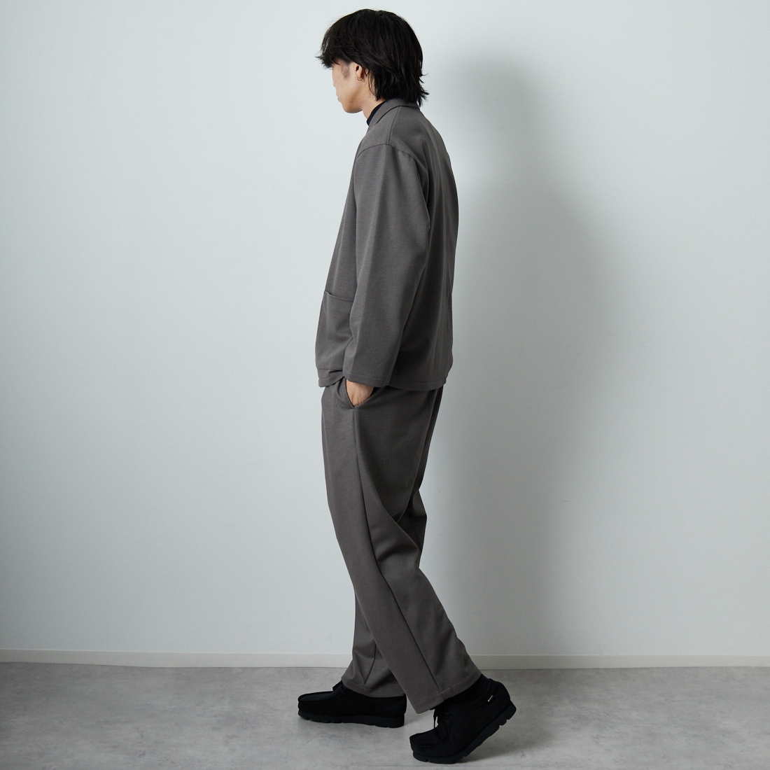 STILL BY HAND [スティルバイハンド] ウールジャージー ツータックパンツ [CS04253] GREIGE &&モデル身長：179cm 着用サイズ：46&&
