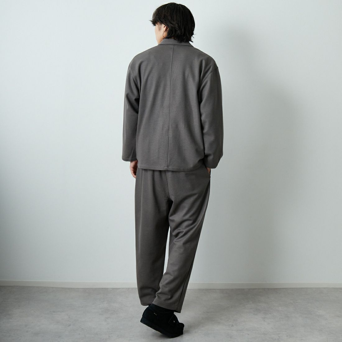 STILL BY HAND [スティルバイハンド] ウールジャージー ツータックパンツ [CS04253] GREIGE &&モデル身長：179cm 着用サイズ：46&&