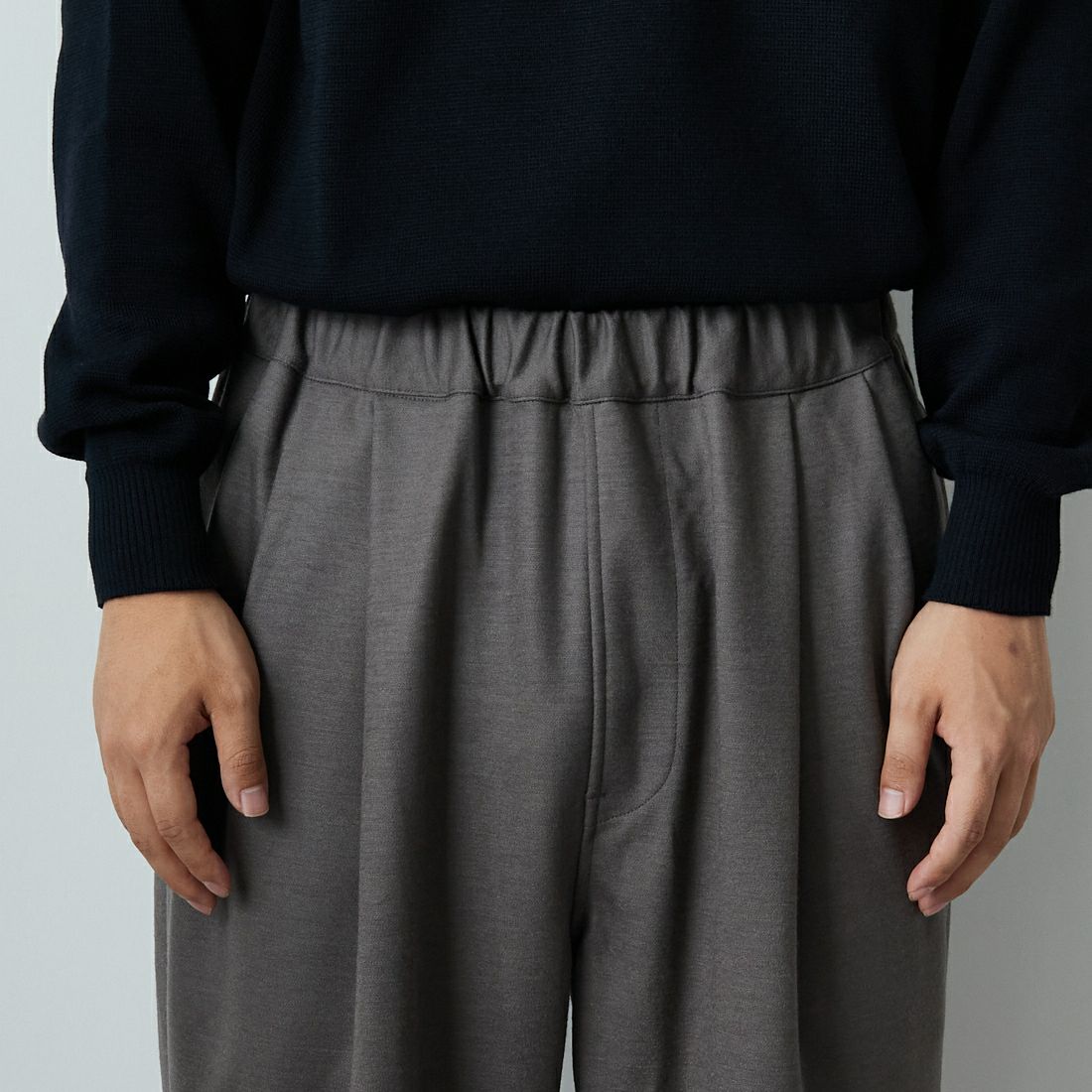 STILL BY HAND [スティルバイハンド] ウールジャージー ツータックパンツ [CS04253] GREIGE &&モデル身長：179cm 着用サイズ：46&&