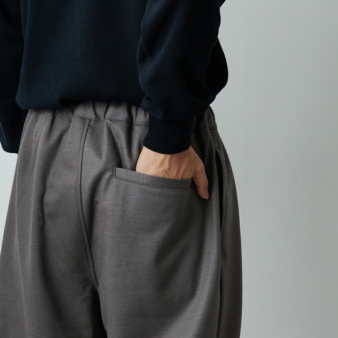 STILL BY HAND [スティルバイハンド] ウールジャージー ツータックパンツ [CS04253] GREIGE &&モデル身長：179cm 着用サイズ：46&&