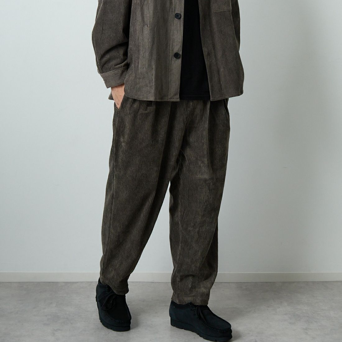 STILL BY HAND [スティルバイハンド] コーデュロイイージーパンツ [PT03253] KHK BROWN &&モデル身長：179cm 着用サイズ：46&&