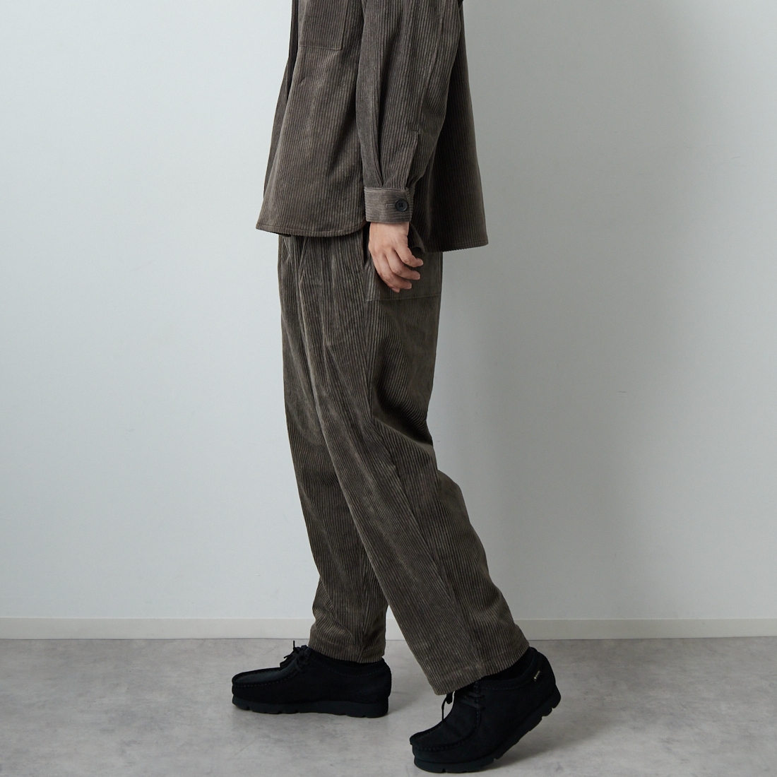 STILL BY HAND [スティルバイハンド] コーデュロイイージーパンツ [PT03253] KHK BROWN &&モデル身長：179cm 着用サイズ：46&&