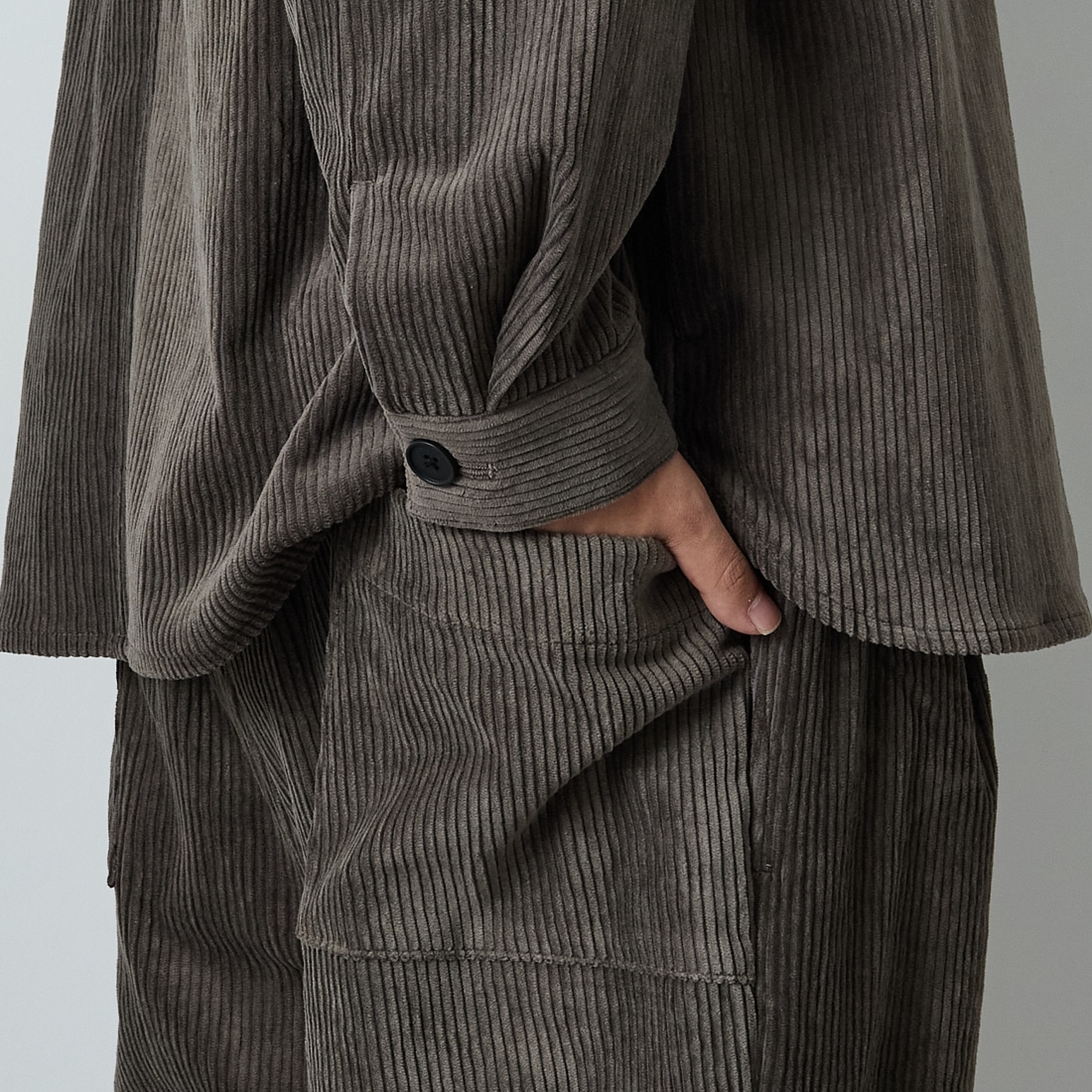 STILL BY HAND [スティルバイハンド] コーデュロイイージーパンツ [PT03253] KHK BROWN &&モデル身長：179cm 着用サイズ：46&&