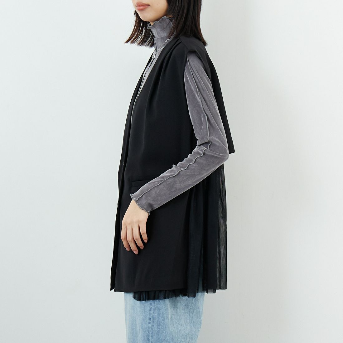 DIGNITE COLLIER [ディニテコリエ] バックチュールジレ [80256126] 004 ﾌﾞﾗｯｸ &&モデル身長：162cm 着用サイズ：F&&