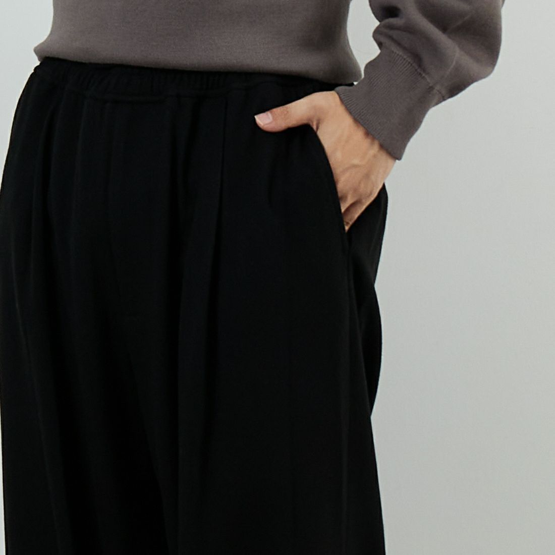 Noir Fabrik [ヌワールファブリック] ソフトフランネル ミニマルワイドスラックス [NF-254-081] BLACK &&モデル身長：179cm 着用サイズ：48&&