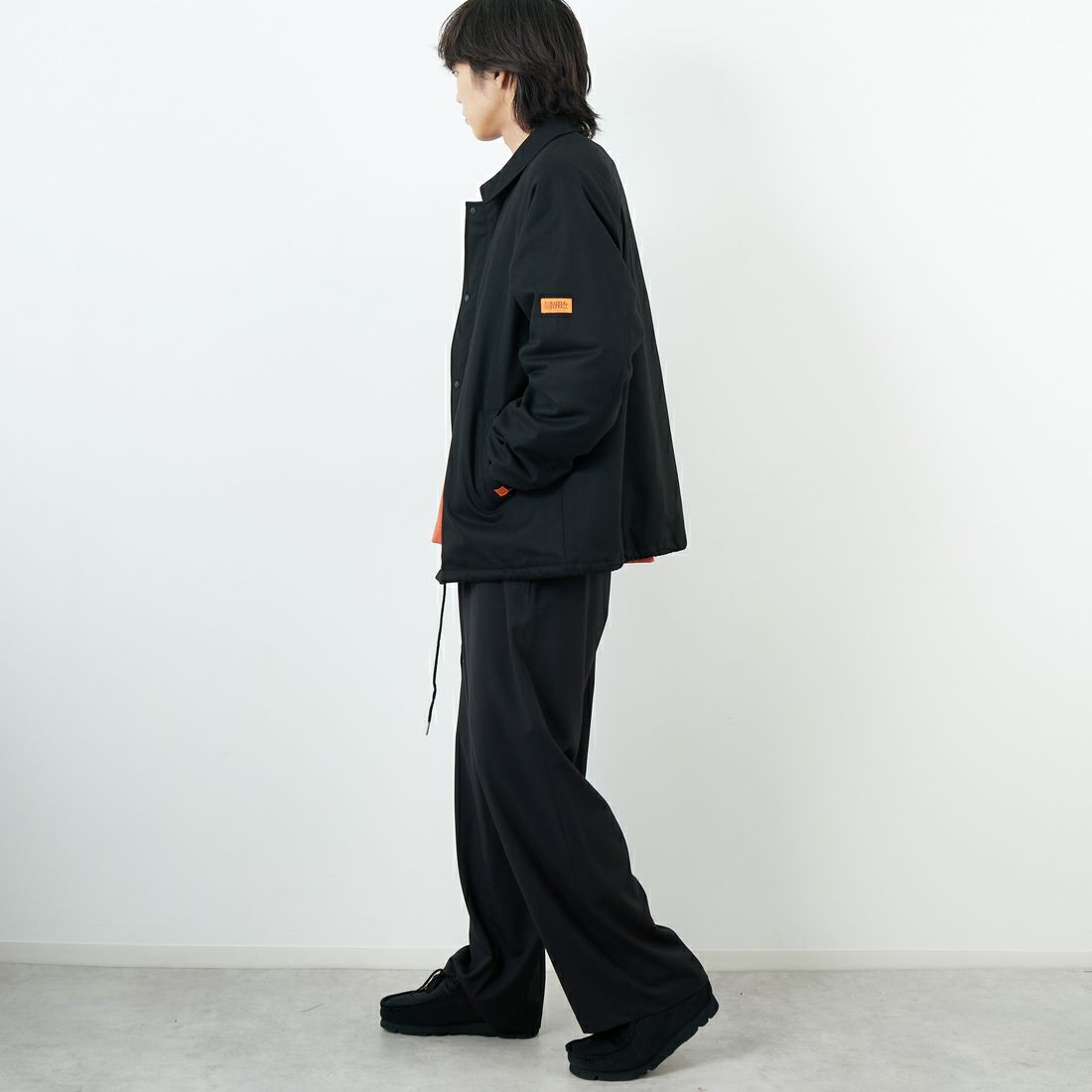 UNIVERSAL OVERALL [ユニバーサルオーバーオール] 別注 中綿入りコーチジャケット [U2531422IN-JF] BLACK &&モデル身長：179cm 着用サイズ：L&&