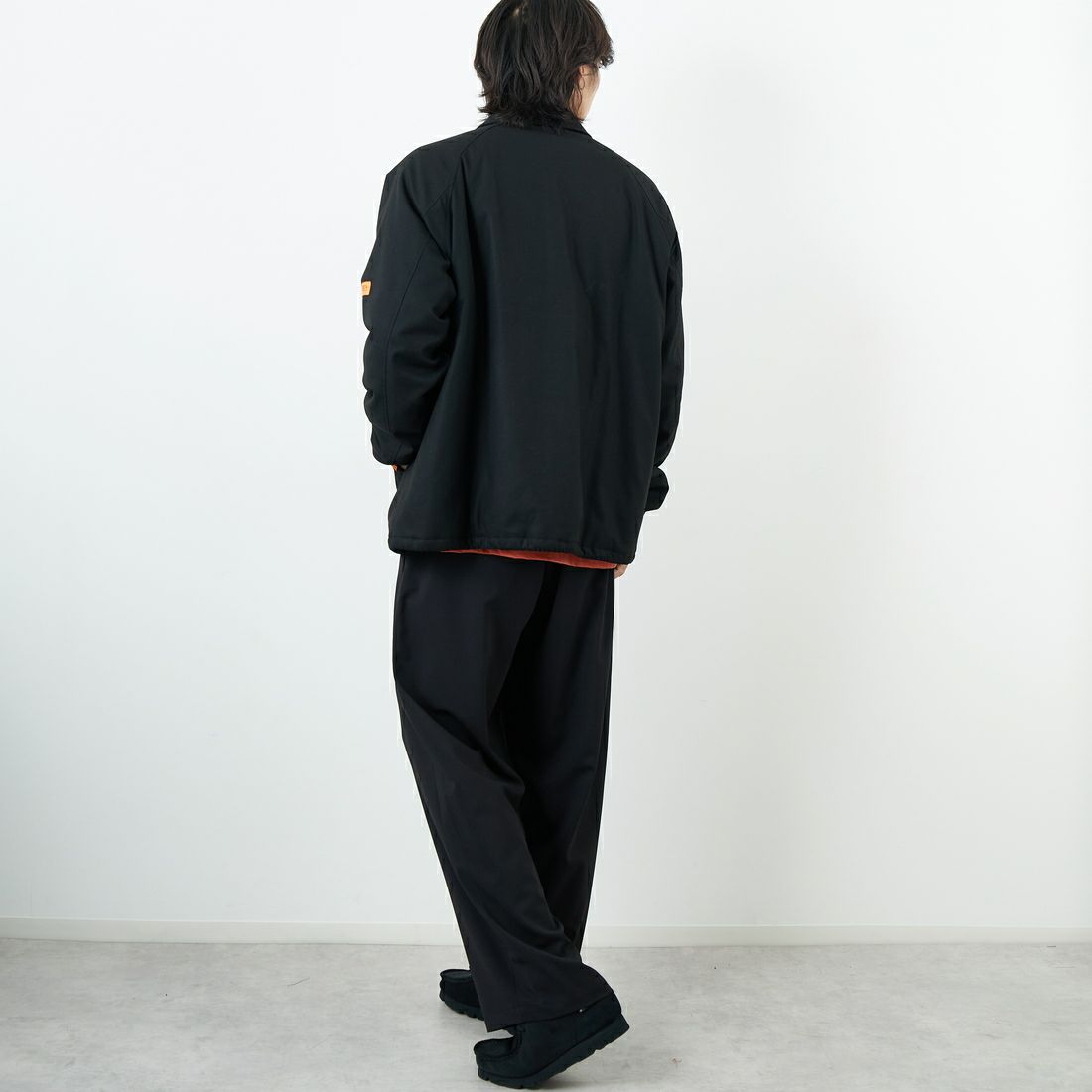 UNIVERSAL OVERALL [ユニバーサルオーバーオール] 別注 中綿入りコーチジャケット [U2531422IN-JF] BLACK &&モデル身長：179cm 着用サイズ：L&&