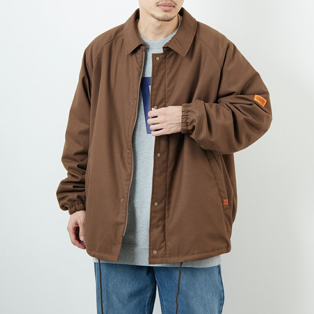 UNIVERSAL OVERALL [ユニバーサルオーバーオール] 別注 中綿入りコーチジャケット [U2531422IN-JF] BROWN &&モデル身長：168cm 着用サイズ：L&&