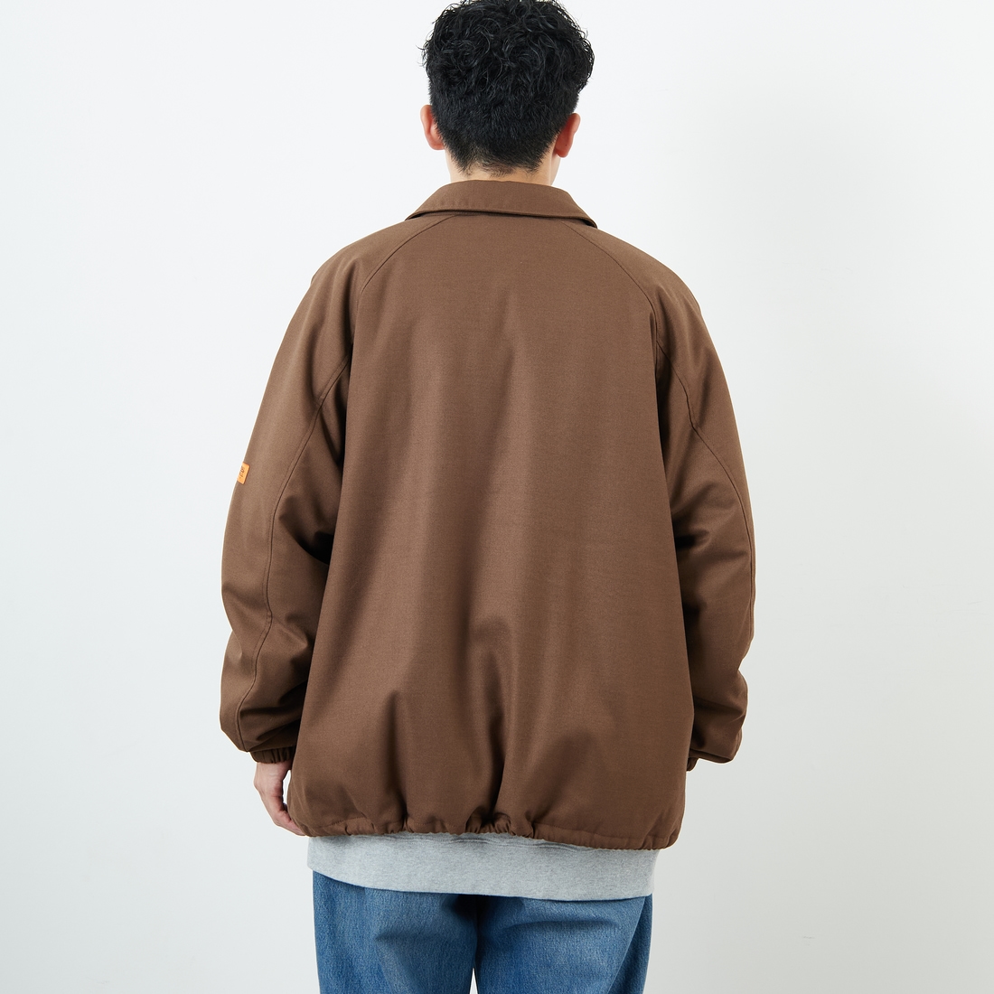 UNIVERSAL OVERALL [ユニバーサルオーバーオール] 別注 中綿入りコーチジャケット [U2531422IN-JF] BROWN &&モデル身長：168cm 着用サイズ：L&&
