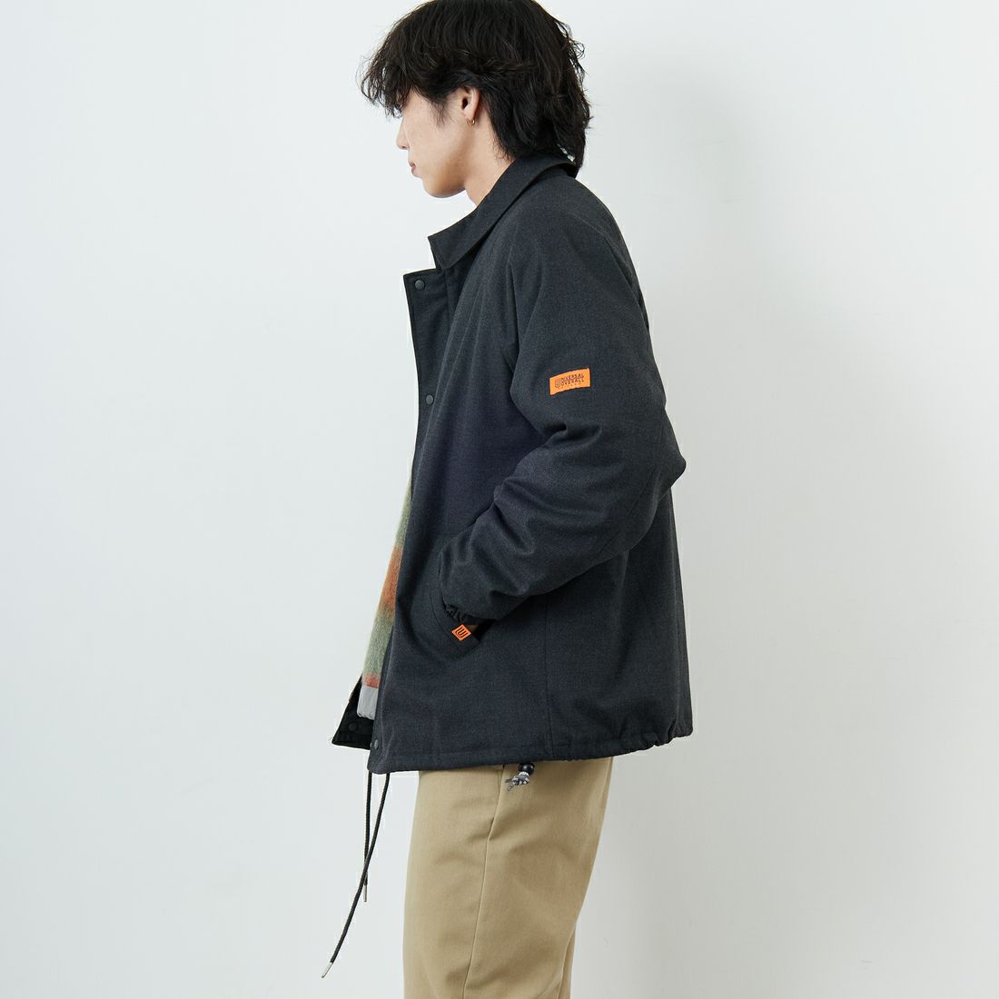 UNIVERSAL OVERALL [ユニバーサルオーバーオール] 別注 中綿入りコーチジャケット [U2531422IN-JF] CHARCOAL &&モデル身長：179cm 着用サイズ：L&&