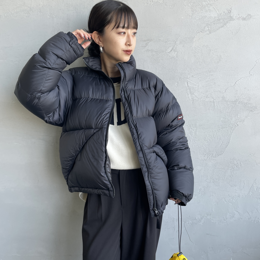 Marmot [マーモット] 別注 ワンポイントロゴ ダウンジャケット [MTFW25UDW329IN-JF] BLACK &&モデル身長：150cm 着用サイズ：S&&