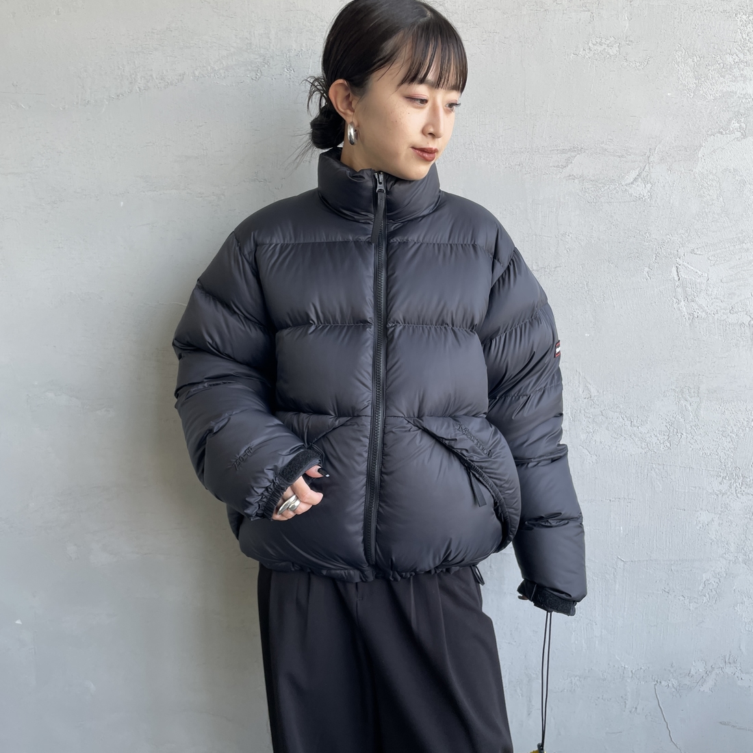 Marmot [マーモット] 別注 ワンポイントロゴ ダウンジャケット [MTFW25UDW329IN-JF] BLACK &&モデル身長：150cm 着用サイズ：S&&