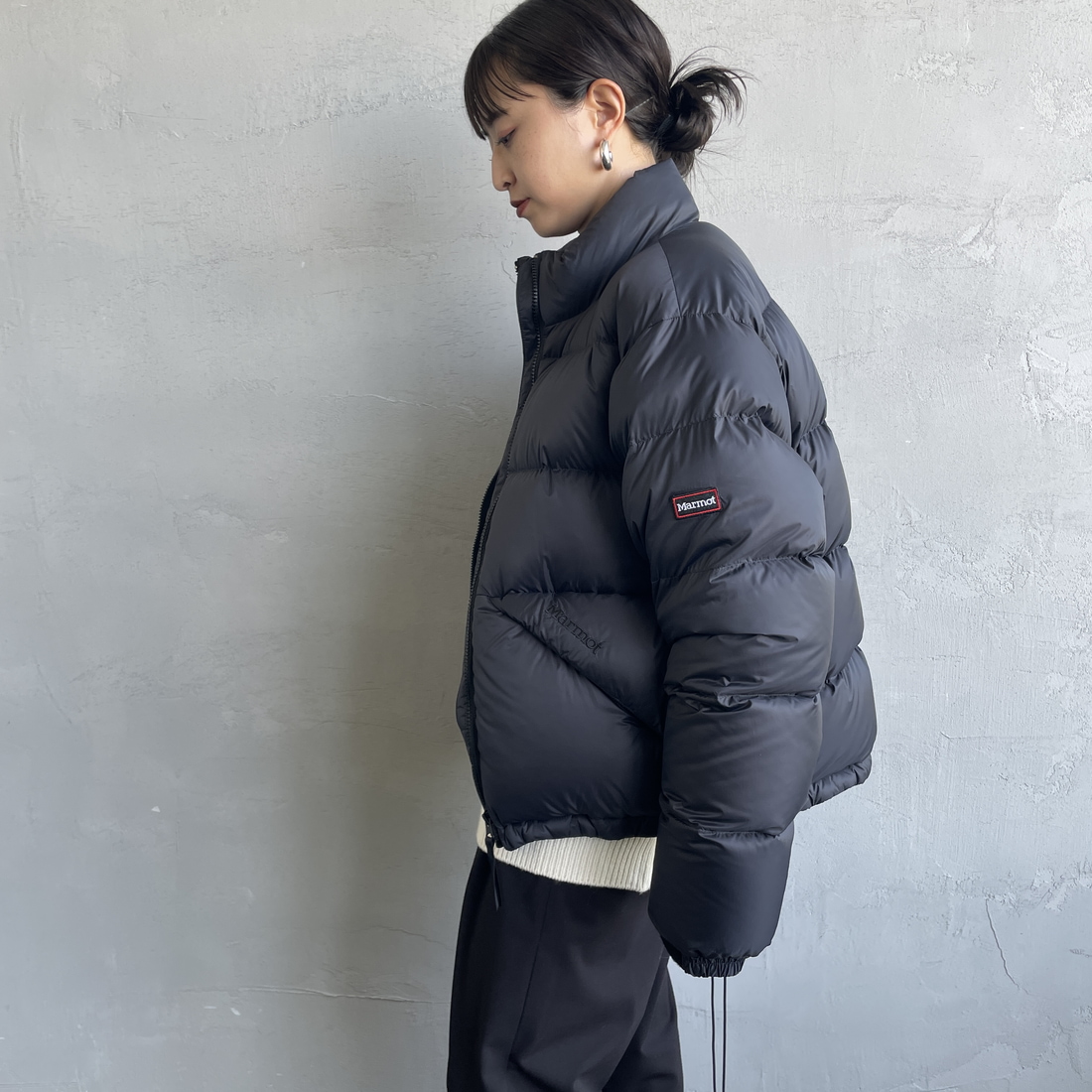 Marmot [マーモット] 別注 ワンポイントロゴ ダウンジャケット [MTFW25UDW329IN-JF] BLACK &&モデル身長：150cm 着用サイズ：S&&