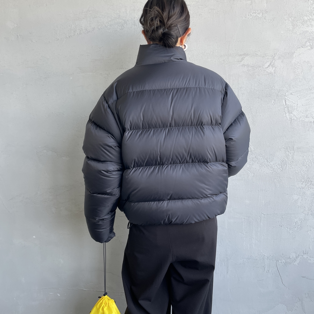 Marmot [マーモット] 別注 ワンポイントロゴ ダウンジャケット [MTFW25UDW329IN-JF] BLACK &&モデル身長：150cm 着用サイズ：S&&