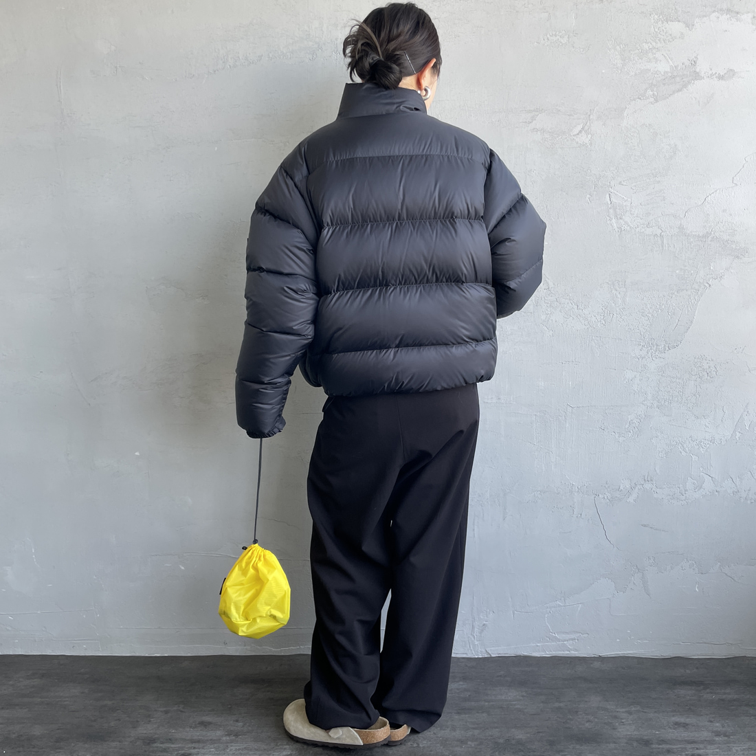 Marmot [マーモット] 別注 ワンポイントロゴ ダウンジャケット [MTFW25UDW329IN-JF] BLACK &&モデル身長：150cm 着用サイズ：S&&