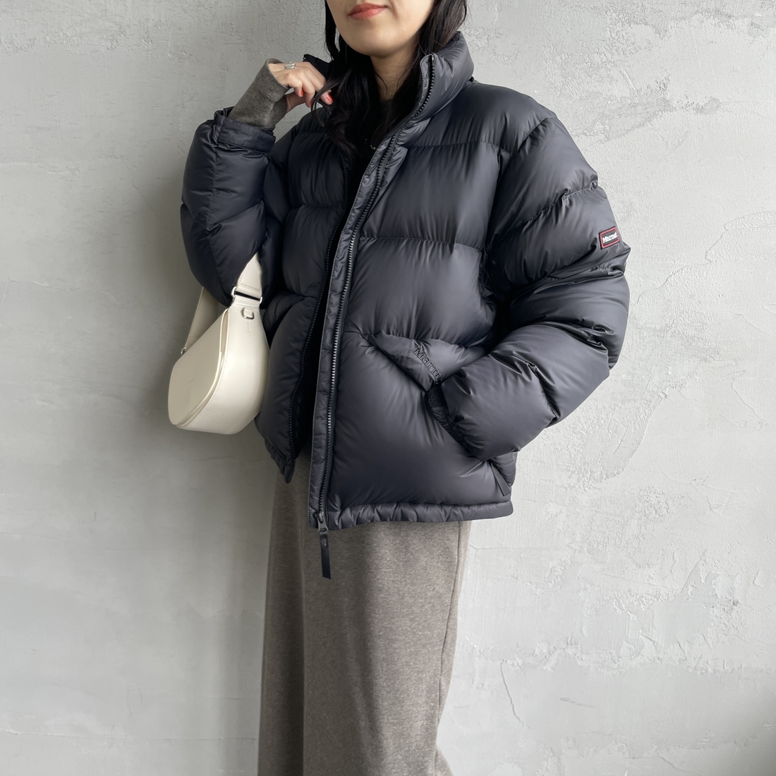 Marmot [マーモット] 別注 ワンポイントロゴ ダウンジャケット [MTFW25UDW329IN-JF] BLACK &&モデル身長：158cm 着用サイズ：S&&