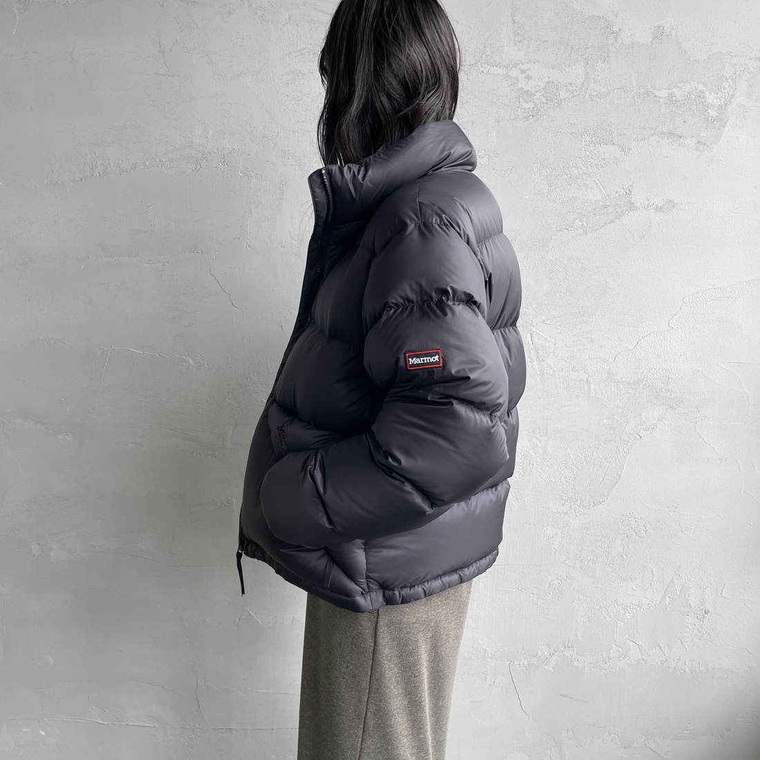 Marmot [マーモット] 別注 ワンポイントロゴ ダウンジャケット [MTFW25UDW329IN-JF] BLACK &&モデル身長：158cm 着用サイズ：S&&