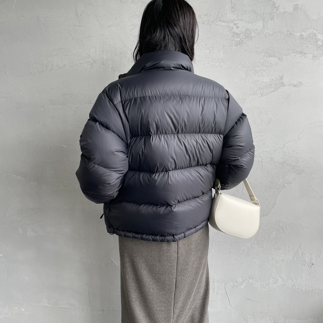 Marmot [マーモット] 別注 ワンポイントロゴ ダウンジャケット [MTFW25UDW329IN-JF] BLACK &&モデル身長：158cm 着用サイズ：S&&