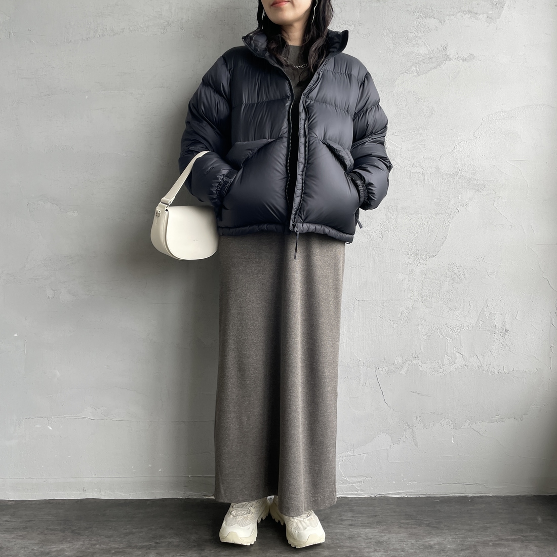 Marmot [マーモット] 別注 ワンポイントロゴ ダウンジャケット [MTFW25UDW329IN-JF] BLACK &&モデル身長：158cm 着用サイズ：S&&