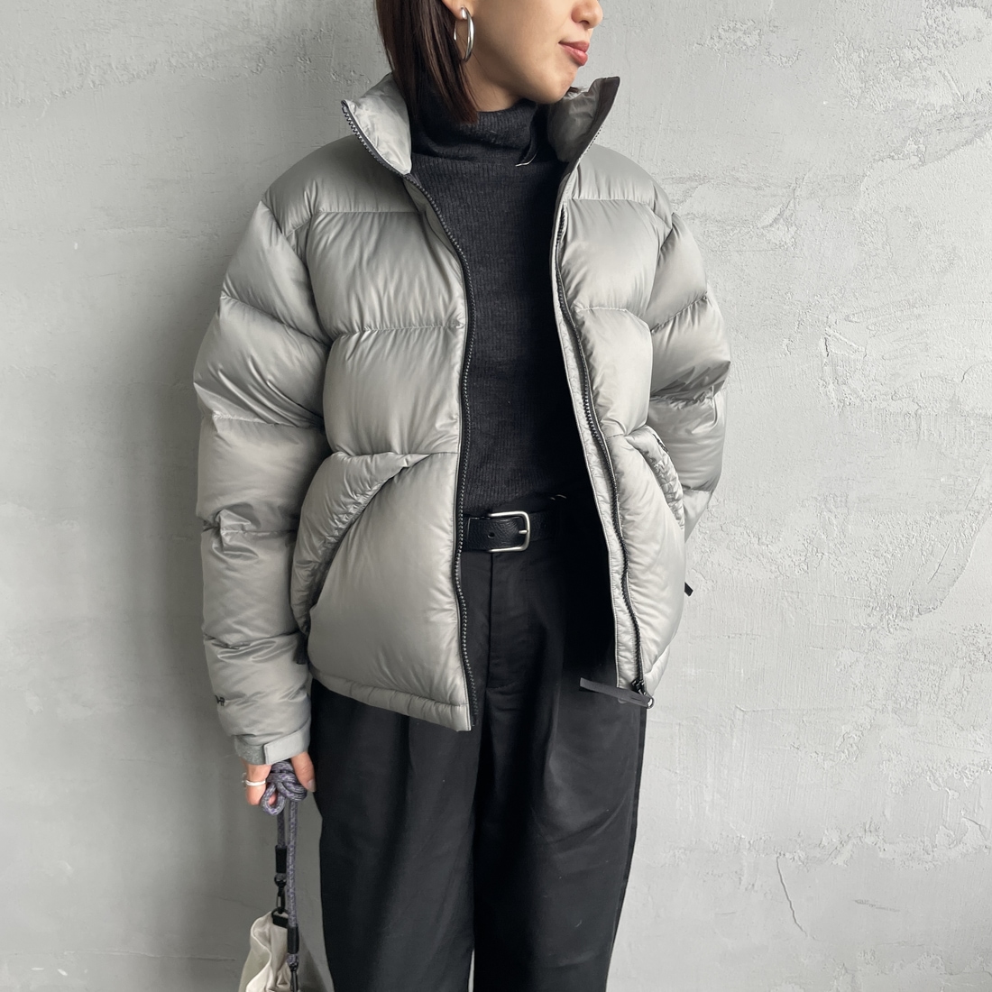 Marmot [マーモット] 別注 ワンポイントロゴ ダウンジャケット [MTFW25UDW329IN-JF] GRAY &&モデル身長：160cm 着用サイズ：S&&