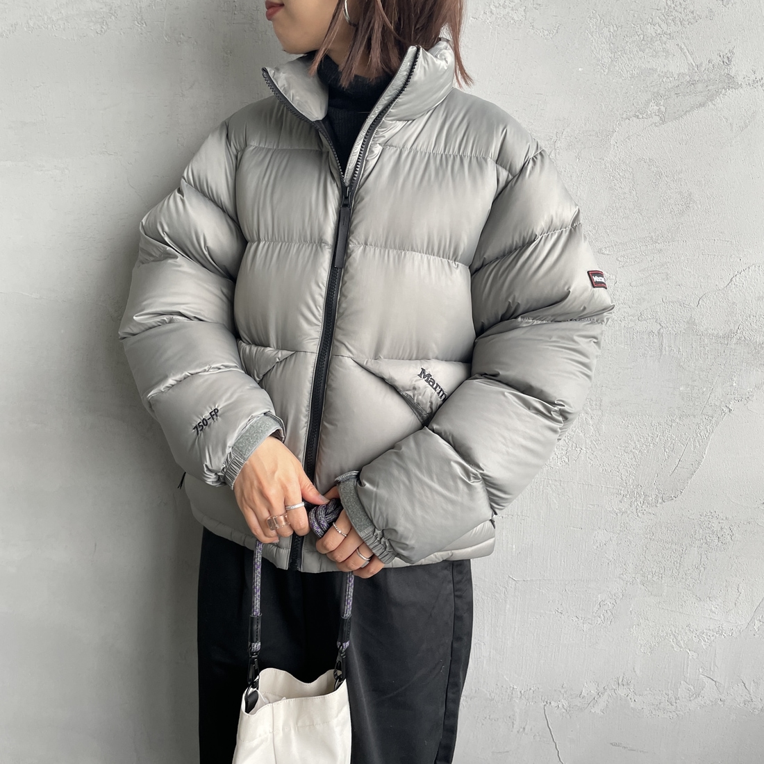 Marmot [マーモット] 別注 ワンポイントロゴ ダウンジャケット [MTFW25UDW329IN-JF] GRAY &&モデル身長：160cm 着用サイズ：S&&