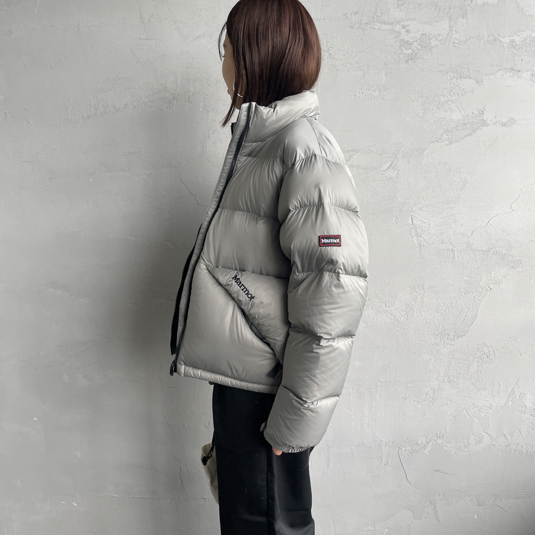 Marmot [マーモット] 別注 ワンポイントロゴ ダウンジャケット [MTFW25UDW329IN-JF] GRAY &&モデル身長：160cm 着用サイズ：S&&