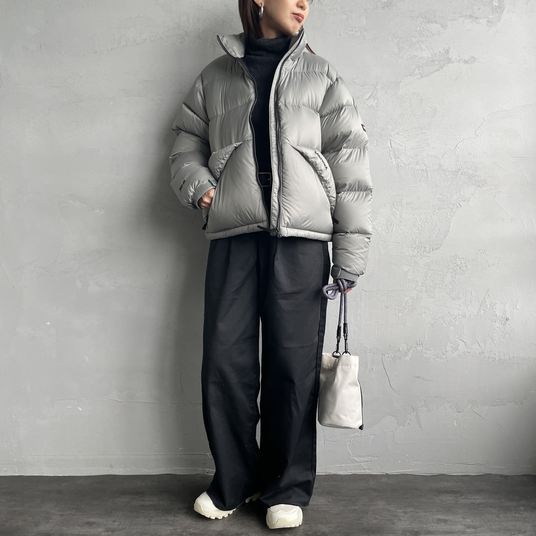 Marmot [マーモット] 別注 ワンポイントロゴ ダウンジャケット [MTFW25UDW329IN-JF] GRAY &&モデル身長：160cm 着用サイズ：S&&