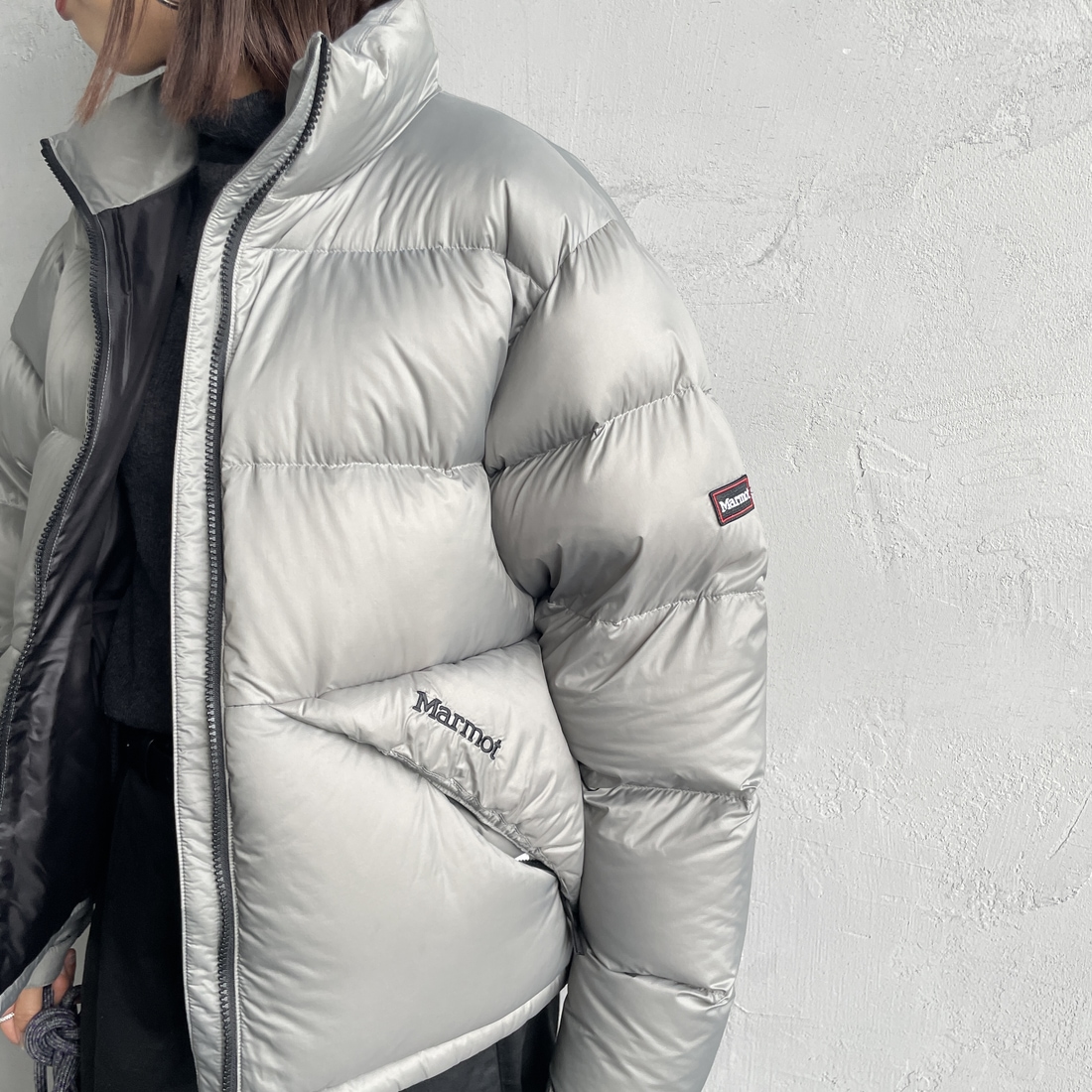 Marmot [マーモット] 別注 ワンポイントロゴ ダウンジャケット [MTFW25UDW329IN-JF] GRAY &&モデル身長：160cm 着用サイズ：S&&