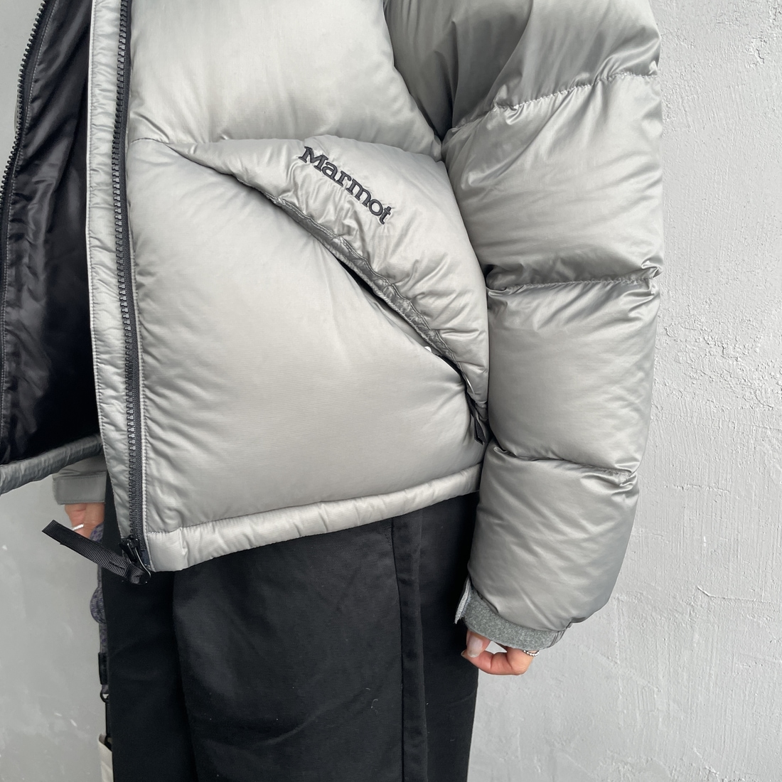 Marmot [マーモット] 別注 ワンポイントロゴ ダウンジャケット [MTFW25UDW329IN-JF] GRAY &&モデル身長：160cm 着用サイズ：S&&