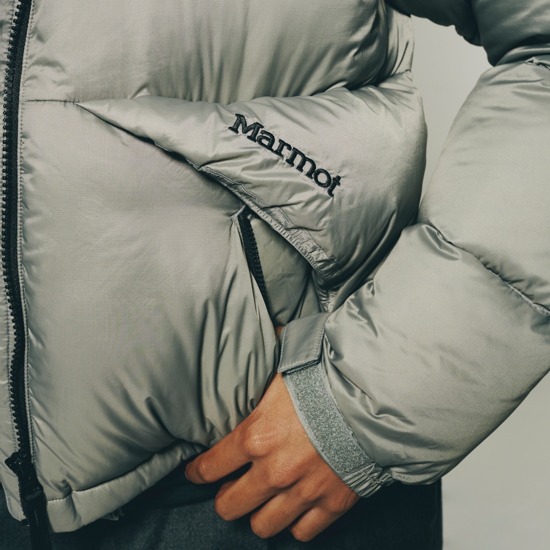 Marmot [マーモット] 別注 ワンポイントロゴ ダウンジャケット [MTFW25UDW329IN-JF] GRAY